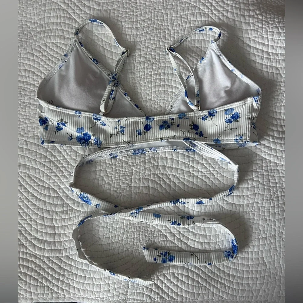 Hollister • Floral Ribbed Wrap Bikini Top - Picture 2 of 7